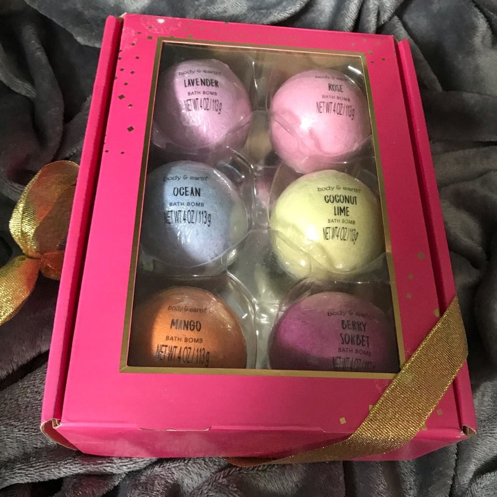 Body & Earth Bath Bombs NIB